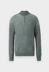 Pulover verde cu nervuri, cu un guler înalt și un fermoar pe jumătate în față. Are mâneci lungi și un model texturat de tricot.