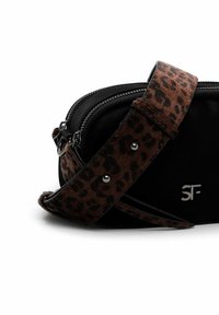 Borsa nera con tracolla in pelliccia a stampa leopardata. Dotata di accessori in argento e chiusura a zip. Facile forma rettangolare e texture liscia.