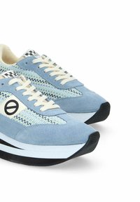 Blauwe suède sneakers met een gestructureerde geweven bovenkant, crème veters, zwarte accenten en een logopatch. Bevat een gevoerde zool en een ronde neus.
