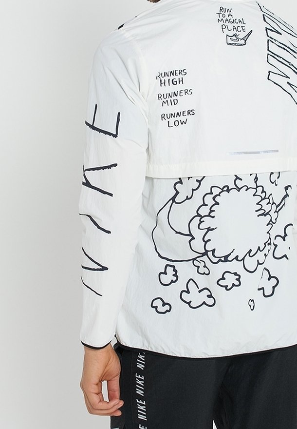 Veste blanche avec un motif graphique noir de nuage, texte "RUN TO A MAGICAL PLACE" et "RUNNERS HIGH RUNNERS MID RUNNERS LOW" au dos.