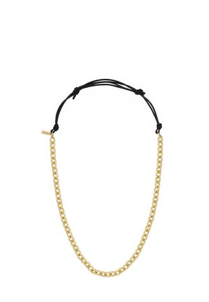 Gouden ketting halsketting met zwarte verstelbare koord en knopen aan beide uiteinden, met een klein gouden label aan de linkerkant.