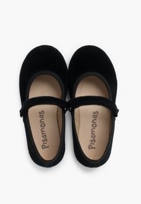 Zapatos Mary Jane negros con un exterior de terciopelo suave, tira elástica y plantillas beige con el nombre de la marca "Pisamonas."