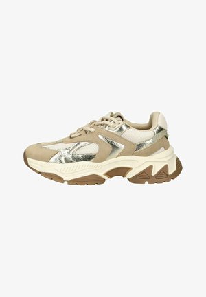 Robustní béžová a kovově stříbrná teniska s texturovanou podrážkou, detaily z síťoviny a semiše a šněrováním, boční pohled na bílém pozadí.
