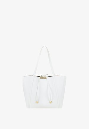 Witte leren shopper met twee schouderbanden, trekkoordsluiting en gouden hartvormige accenten aan de koorden.