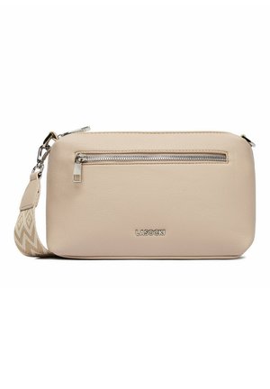 Bolso bandolera rectangular beige con bolsillo frontal con cremallera, detalles de cremalleras plateadas y una correa de tela con estampado sujeta con cierres de metal.