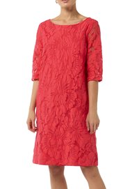 Rotes Spitzenkleid mit ¾-Ärmeln, rundem Ausschnitt, floralem Muster und lockerem Schnitt, das oberhalb des Knies endet.