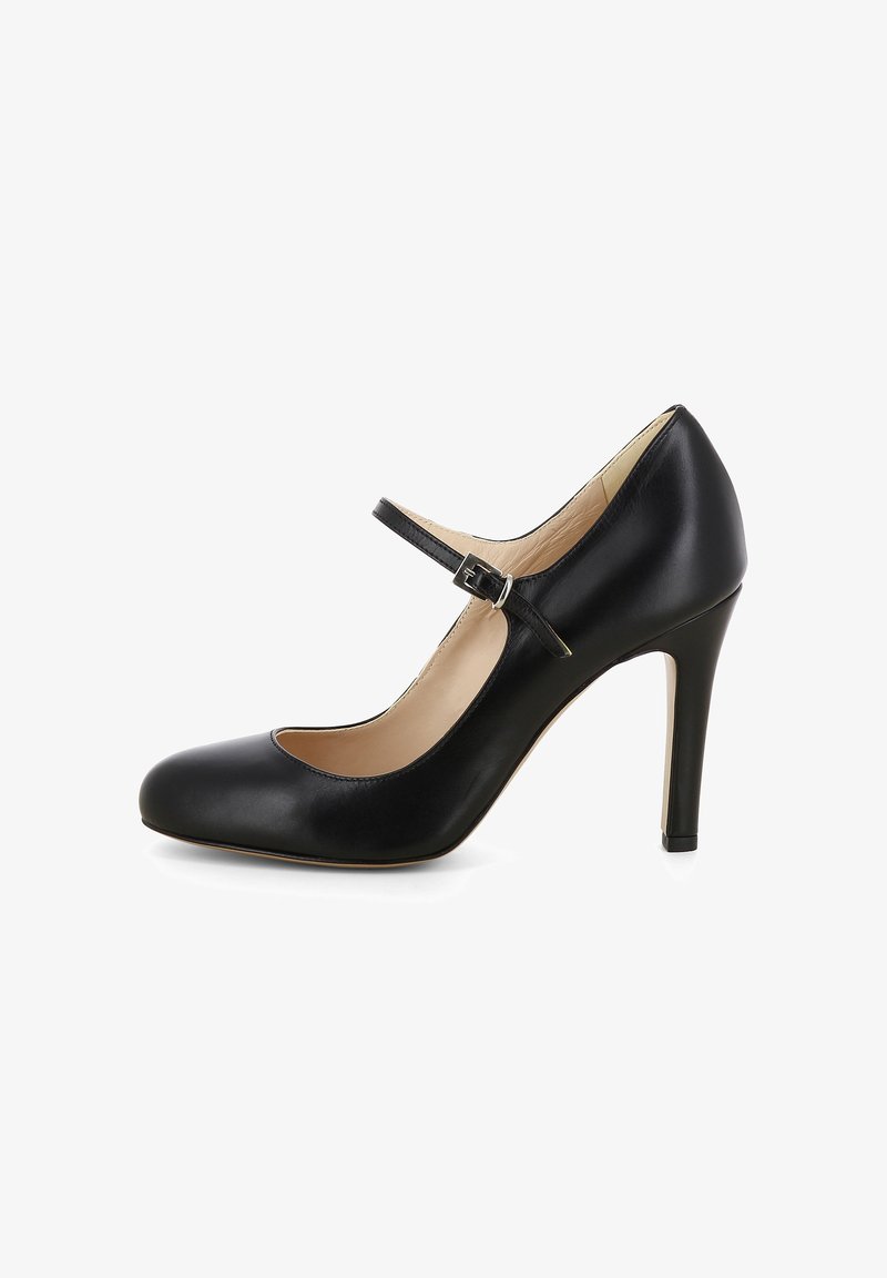 Chaussure à talon haut en cuir noir avec un bout rond, une lanière de type Mary Jane et un talon aiguille étroit. Texture lisse et design minimaliste.