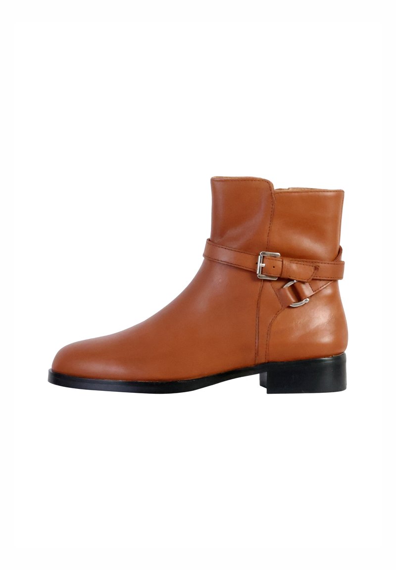 Bruine leren enkelboot met een ronde neus, zijriem en gespdetails, en een lage zwarte hak. Gladde textuur met een gepolijste afwerking.