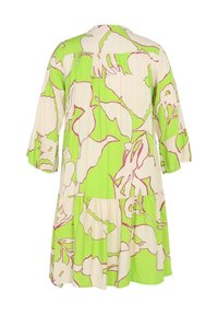 Bloemenjurk in groen en crèmekleuren, met een gelaagde zoom, geplooide details en losse driekwartmouwen. Scherpe roze contouren op de bloemenprints.