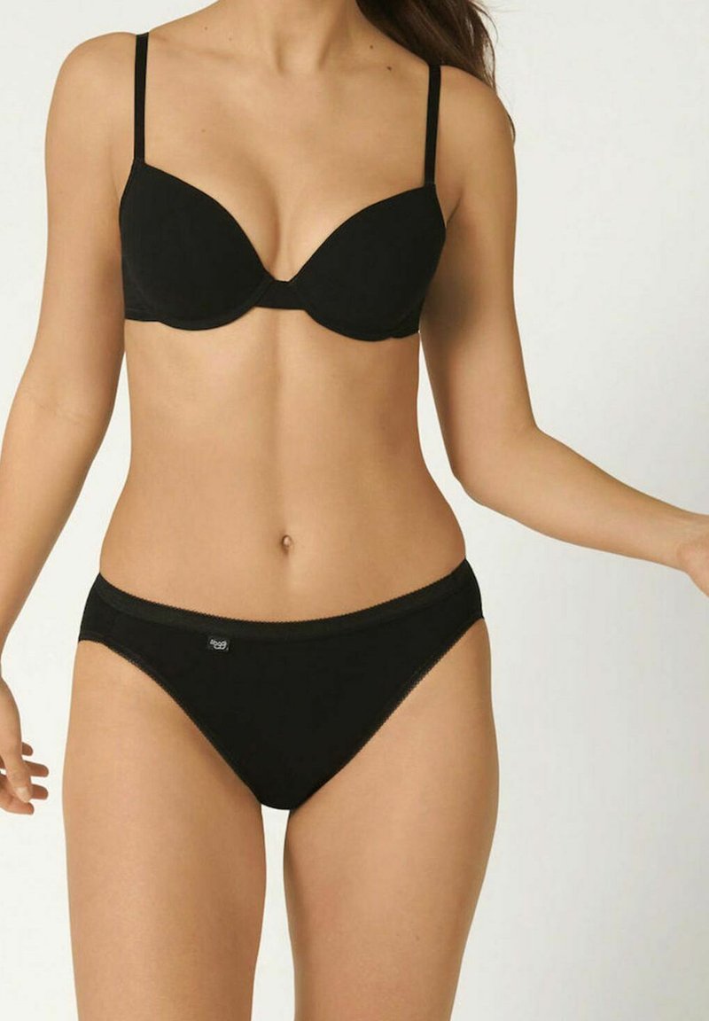 Schwarzes Lingerie-Set mit einem bügellosen BH mit verstellbaren Trägern und einem passenden tief sitzenden Tanga, beide aus glattem Stoff gefertigt.
