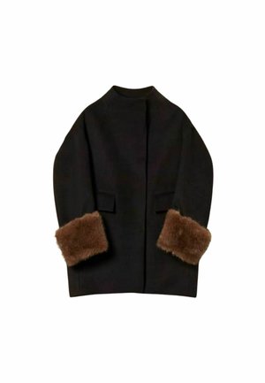 Cappotto nero con maniche lunghe e larghe, dotato di polsini in pelliccia marrone e due tasche frontali. Design semplice con collo alto e silhouette dritta.