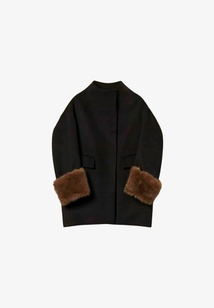 Cappotto nero con maniche lunghe e larghe, dotato di polsini in pelliccia marrone e due tasche frontali. Design semplice con collo alto e silhouette dritta.