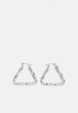 Boucles d'oreilles en métal argenté en forme de triangles avec un design torsadé. La surface est lisse avec une finition réfléchissante. Équipées d'un fermoir à clou.
