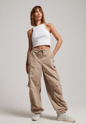 Superdry BAGGY PARACHUTE - Pantalones cargo - stone wash taupe brown