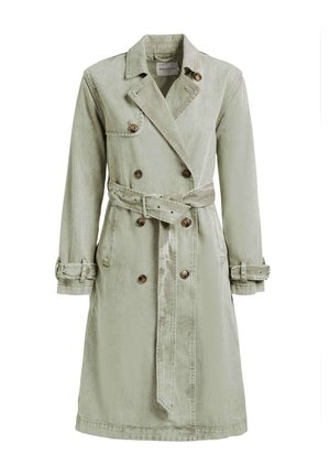 Gabardina gris claro de doble botonadura con cinturón y correas con hebilla en los puños, con botones marrones y cuello con solapas.