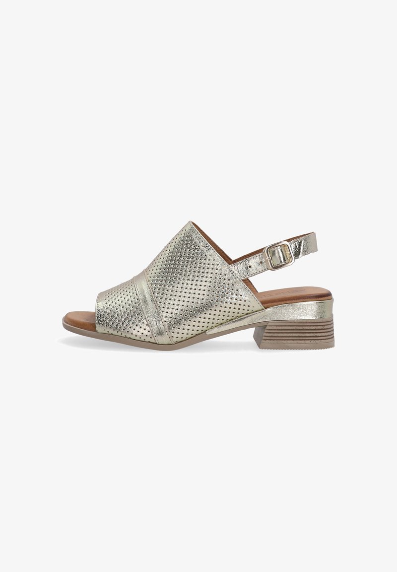 Metallisch goldene Slingback-Schuhe mit offenen Zehen, perforiertem Design und einem moderaten Blockabsatz. Verfügt über einen seitlichen Schnallenverschluss für eine verstellbare Passform.