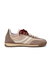 Μπέζ και καφέ sneaker χαμηλού προφίλ με λευκές ζιγκ ζαγκ ρίγες, κόκκινα και μπεζ κορδόνια και αυλακωτή λαστιχένια σόλα.