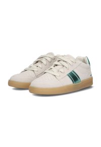 Beige suède sneaker met groene metallic accenten, geperforeerde neus en rubberen zool van gum. Voorzien van platte veters en gestikte details.