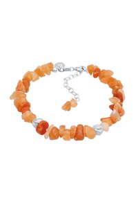 Armband aus Naturstein mit unregelmäßigen orangefarbenen und bernsteinfarbenen Steinen, unterbrochen von einem silberfarbenen Metallelement, verstellbarer Kettenverschluss.
