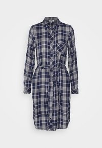 Vestito camicia a maniche lunghe blu navy e bianco a quadri con colletto, chiusura frontale a bottoni, taschino sul petto e cintura legata in vita.