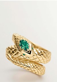 Anillo de serpiente dorado con un diseño de escamas texturizadas, que presenta una gema verde central y pequeños acentos verdes a lo largo de la banda.
