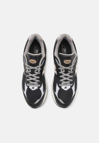 New Balance M2002 UNISEX - Sneakers laag - black