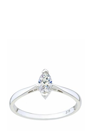 Valkoinen kultainen sormus, jossa on marquise-muotoinen timanttikeskuskivi, kiillotettu rengas ja hienovaraiset koristeet asennuksessa. Kaiverrusmerkkihahmo on läsnä.