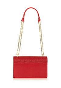 Czerwona skórzana torebka na łańcuszku. Posiada fakturowaną górną część i gładką dolną część, prostokątny kształt oraz złote akcesoria.
