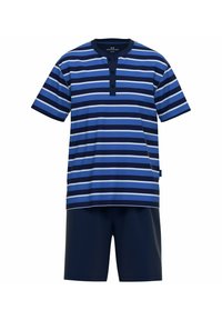 Gestreiftes blaues Kurzarmoberteil mit einem geknöpften Kragen, kombiniert mit einfarbigen dunkelblauen Shorts. Der Stoff wirkt glatt; das Design zeigt unterschiedlich breite Streifen.