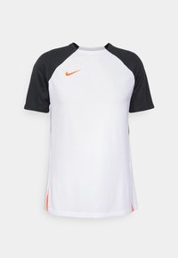 Jersey de manga corta de Nike con cuerpo blanco, mangas raglán texturizadas en negro y acento de logo naranja. Presenta un cuello redondo y aberturas laterales.