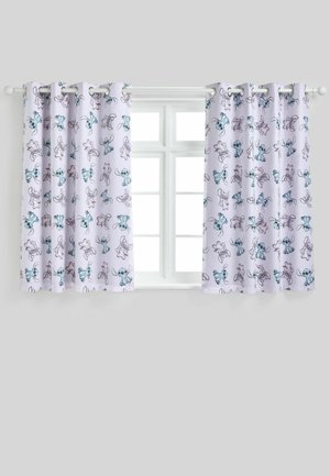 Tende bianche con stampe di personaggi dei cartoni animati blu e viola appese parzialmente aperte su una finestra bianca con riquadri di vetro.
