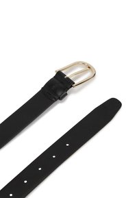 Curea din piele neagră cu o cataramă din metal auriu, având o textură netedă și multiple găuri pentru ajustare. Design simplu și funcțional.