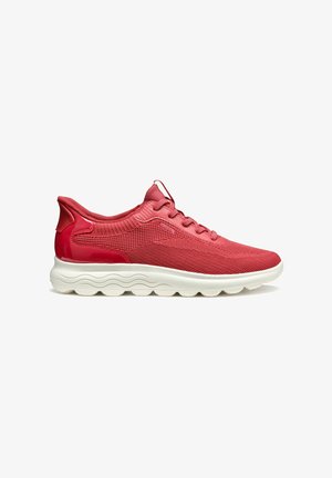 Rote Sportlaufschuhe mit strukturiertem Mesh-Obermaterial, glänzenden Akzenten und weißer gepolsterter Sohle mit Wellenmustern. Schnürdesign mit einer Zuglasche.