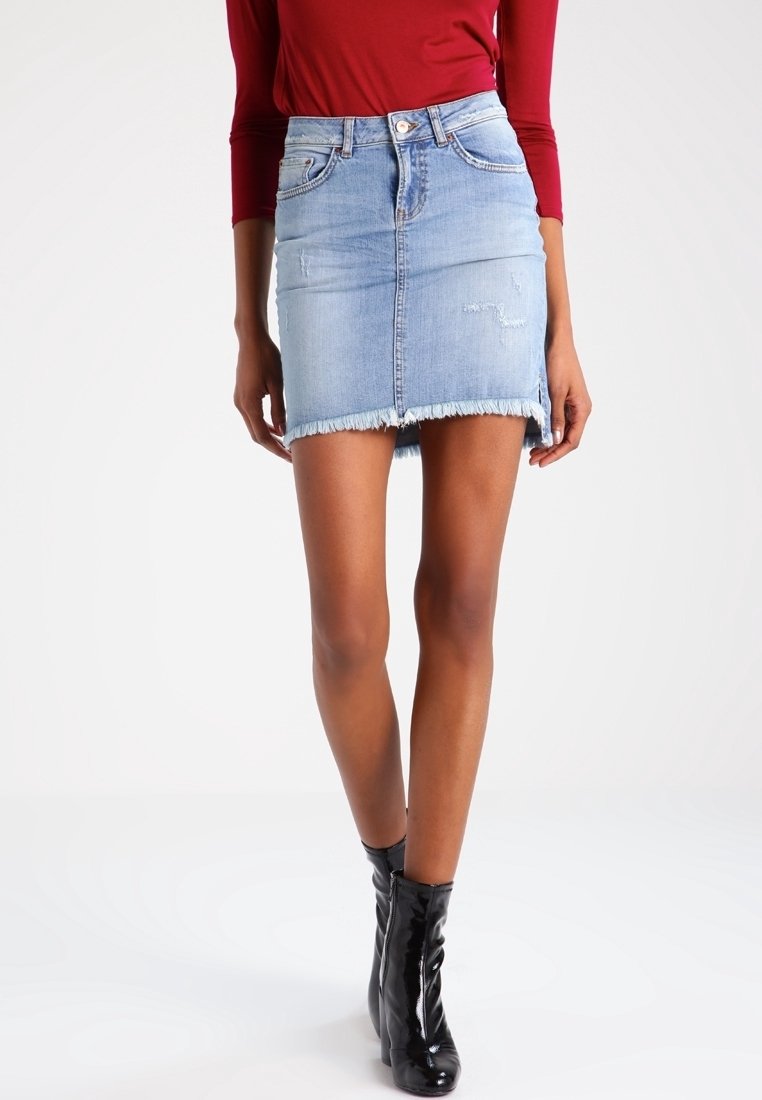 Denim-Minirock in Hellblau mit ausgefranstem Saum, distressed Details, Fünf-Pocket-Design und einer Frontknopfverschluss.