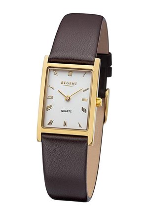 Montre-bracelet à boîtier rectangulaire en or, cadran blanc, chiffres romains noirs, aiguilles en or et bracelet en cuir marron foncé.