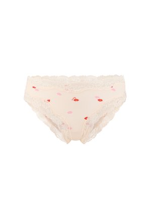 Biancheria intima da donna beige con bordo in pizzo, decorata con stampe di labbra rosse e rosa sparse sul tessuto su sfondo bianco.