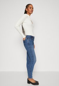 Guess CURVE - Vaqueros pitillo - the air wash