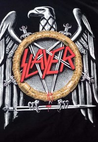 Zwarte t-shirt met een centraal rood "SLAYER" logo, omringd door een ronde gouden lauwerkrans, met een adelaar en zwaarden in een gedetailleerd ontwerp.
