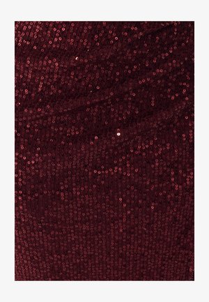 Burgundin kangas, joka on peitetty pienillä, kiiltävillä paljeteilla, ja siinä on teksturoitu pinta, hieman laskostunut ilme ja kerroksellinen muotoilu.