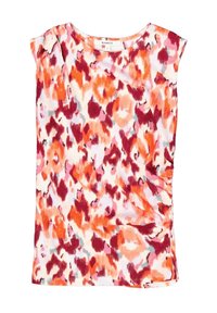 Kolorowy top z prążkowaną fakturą, abstrakcyjny wzór w odcieniach pomarańczowego, czerwonego, różowego i białego, okrągły dekolt i krótkie rękawy.