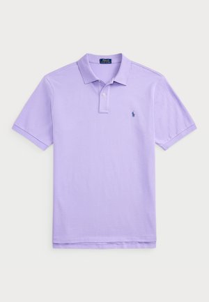 Lila polo majica iz bombaža, z tri gumbi na zapenjanju, kratkimi rokavi in majhnim vezenim logotipom. Gladka tekstura.