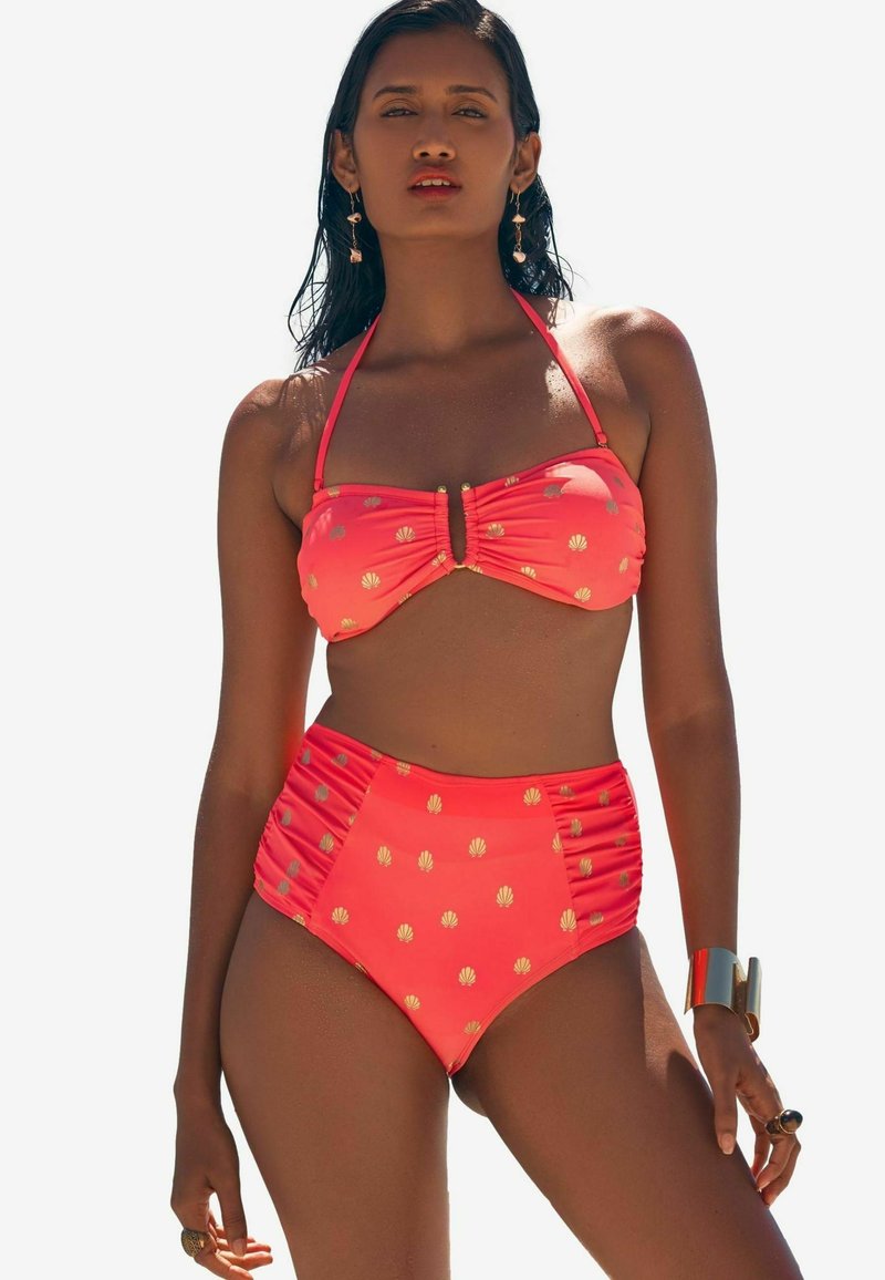 Koralen bikini komplet s nabrano zasnovo. Top ima središnjo odprtino v obliki ključa, dno pa je visokega pasu z zlatimi školjkastimi vzorci.