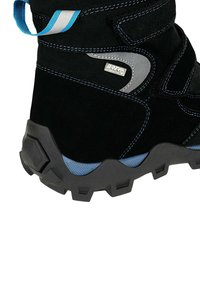 Stivale in suede nero con accenti blu, suola in gomma spessa e motivo del battistrada distintivo. Caratterizzato da bande in velcro e dettaglio del marchio.