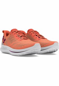 Baskets de sport orange avec une tige texturée, semelle blanche et accents violets. Présente un design respirant et un système de laçage sécurisé.