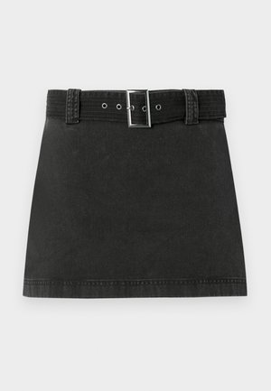 Svarte denim mini-skjørt med tilhørende belte med metallspenne og beltesløyfer, vist flatt på en hvit bakgrunn.