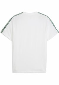 Weißes T-Shirt mit kurzen Ärmeln, das einen grünen, gemusterten Streifen entlang der Schultern aufweist. Glatte Textur und entspannter Schnitt.