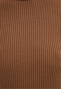 Tejido de punto acanalado marrón, con rayas verticales. Textura suave con un diseño ajustado, adecuado para llevar en capas o como vestimenta casual.