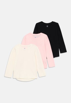 Tres camisetas de manga larga con cuello redondo en blanco, rosa y negro dispuestas planas, superponiéndose parcialmente, sobre un fondo blanco.