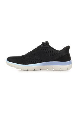 Scarpa da corsa leggera in mesh nera con bordatura azzurro chiaro e suola bianca flessibile vista di lato su sfondo bianco.