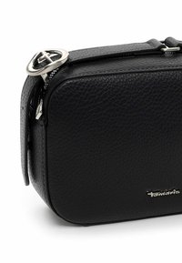 Borsa a tracolla nera in pelle con finitura testurizzata, forma rettangolare, zip argentata e logo del brand sulla parte frontale. Design compatto.
